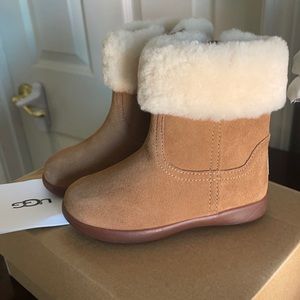 Ugg boots size 7 toddler new